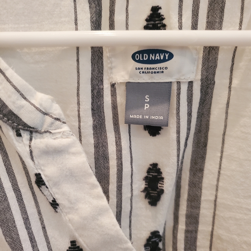 Button down Aztec design - Picture 3 of 3